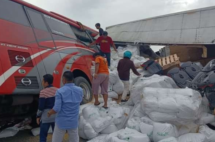 Kondisi kecelakaan truk dengan bus berisi pelajar asal Bogor di Tol Pandaan Malang.