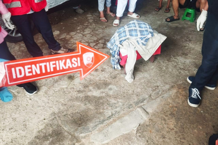 Olah TKP penemuan mayat bayi di pinggir Sungai Cisadane, Kelurahan Panaragan, Kecamatan Bogor Tengah.
