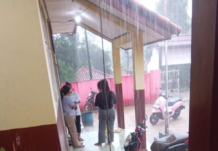 Sejumlah orangtua siswa datangi SDN Pingku 03 Parung Panjang  Bogor mengambil uang PIP yang sebelumnya diduga sempat digelapkan oleh pihak sekolah