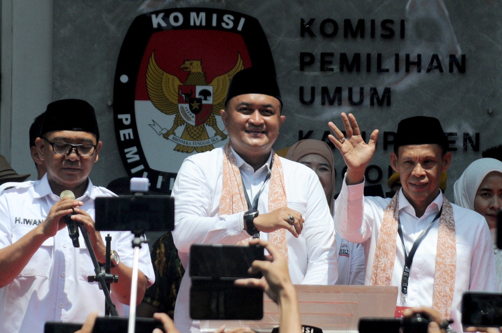 Pasangan Calon Bupati nomor urut satu, Rudy Susmanto - Ade Ruhandi saat mendaftar di KPU kabupaten Bogor.