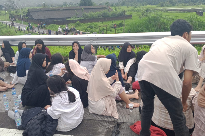 Pelajar SMP IT Darul Quran Putri Bogor dalam insiden kecelakaan di Tol Pandaan Malang Jawa Timur, Senin (23/12/2024) malam.