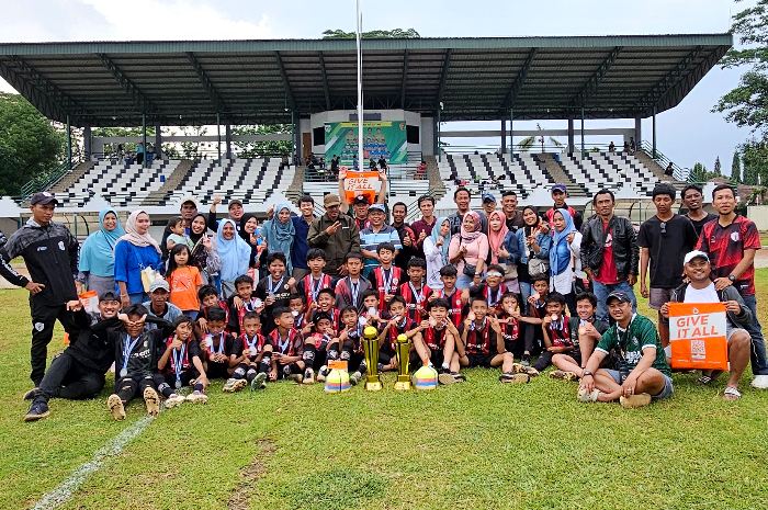 Tim sepak bola anak asal Bogor, Bogor City berhasil memborong 2 piala di Kompetisi Liga Grassroots Indonesia Series Nasional 2024.