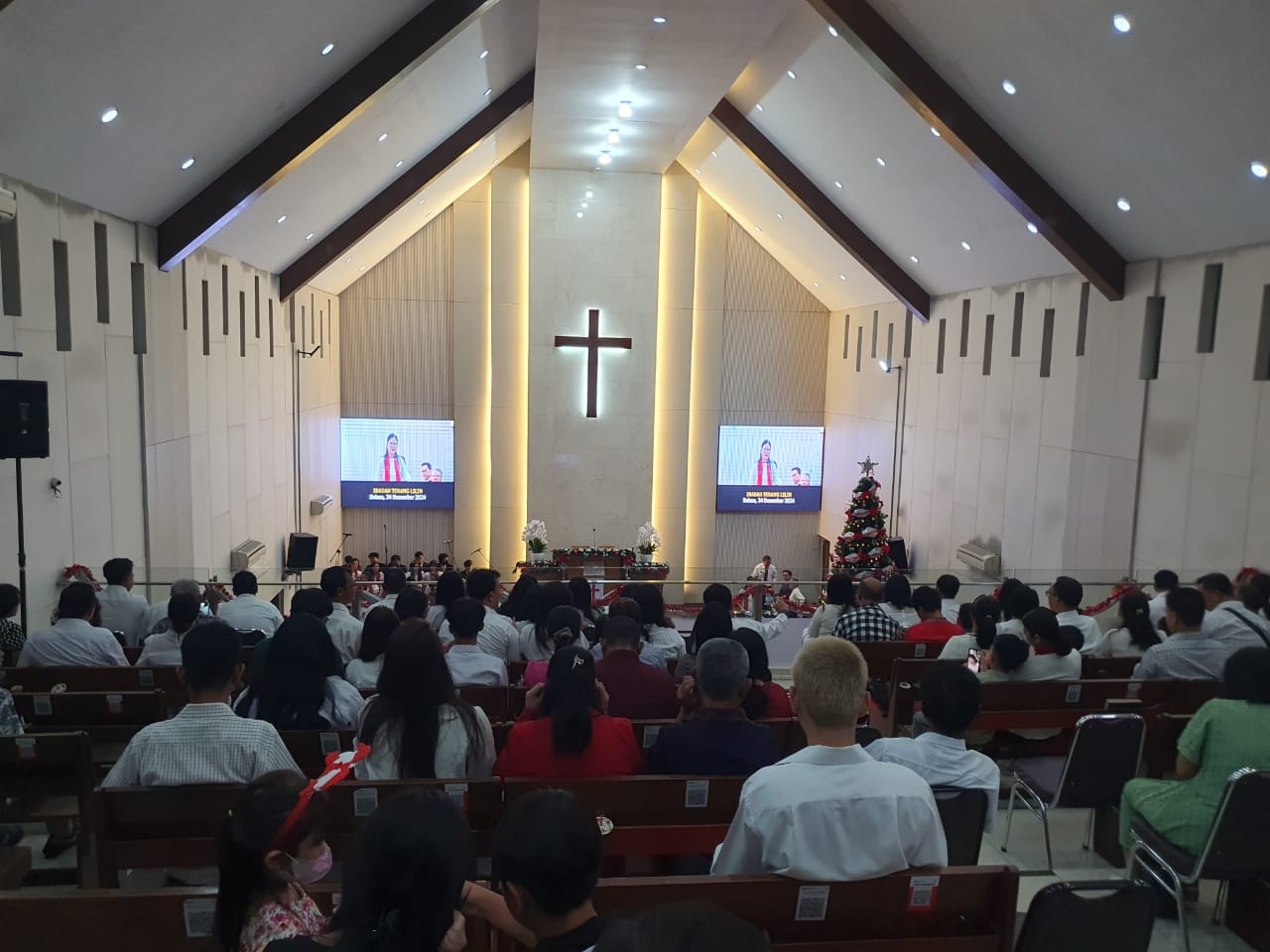 Penyelenggaraan Misa Malam Natal di Gereja Zebaoth, Kecamatan Bogor Tengah pada Selasa (24/12/2024) berjalan dengan khidmat.