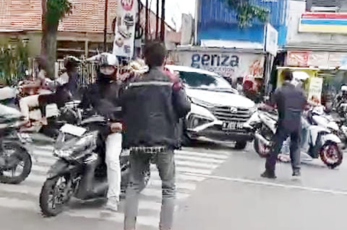 Tangkapan layar video tabrak lari di Jalan Sukasari, Kota Bogor.