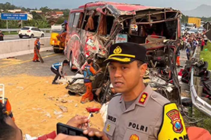 Kapolres Malang  AKBP Putu Kholis Aryana saat memberi keterangan terkait kecelakaan di Tol Pandaan-Lawang, Malang.