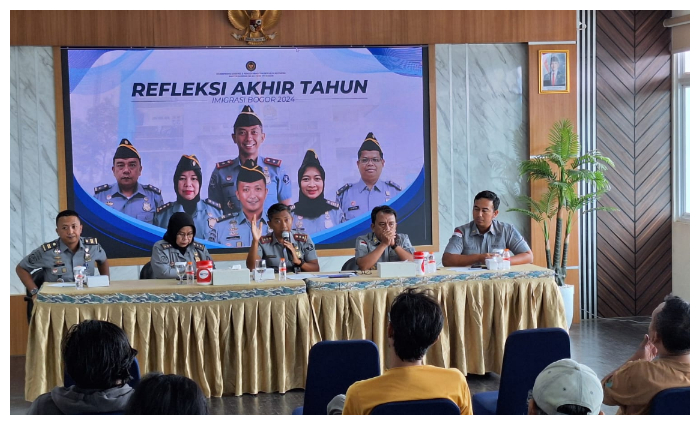 Kepala Imigrasi Kelas I Non TPI Bogor, Ruhiyat M Tolib saat menyampaikan keterangan kepada awak media.