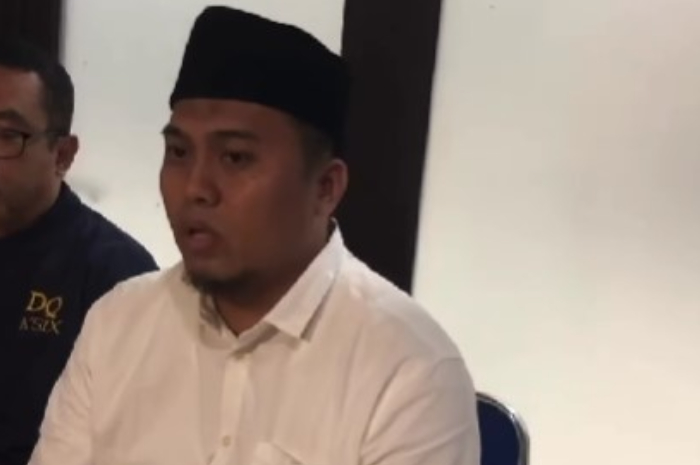 Perwakilan Yayasan Darul Quran Bogor saat memberikan keterangan kepada wartawan terkait kecelakaan bus berpenumpang siswanya.