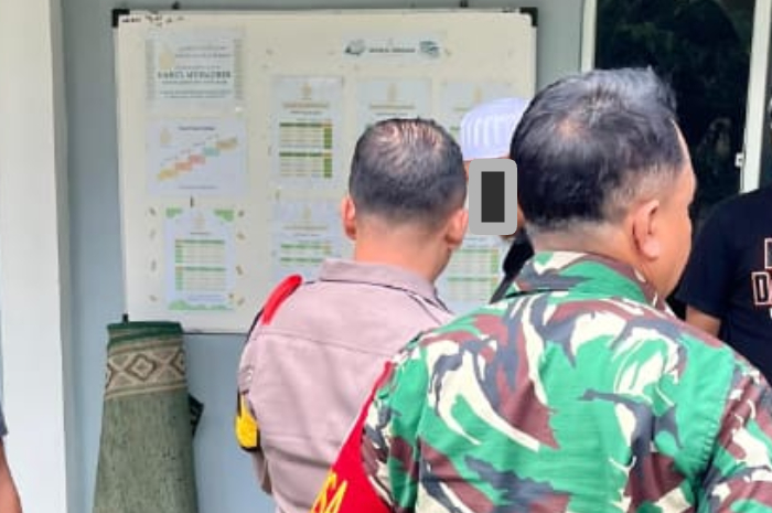 Petugas Kepolisian dan TNI saat meninjau lokasi di Puncak Bogor tepatnya Kecamatan Megamendung.