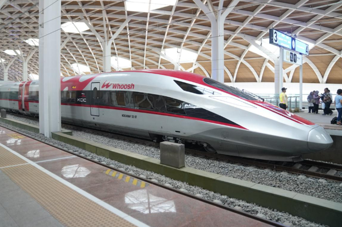 Kereta Cepat Whoosh. Mulai hari ini Stasiun Whoosh di Karawang sudah beroperasi.
