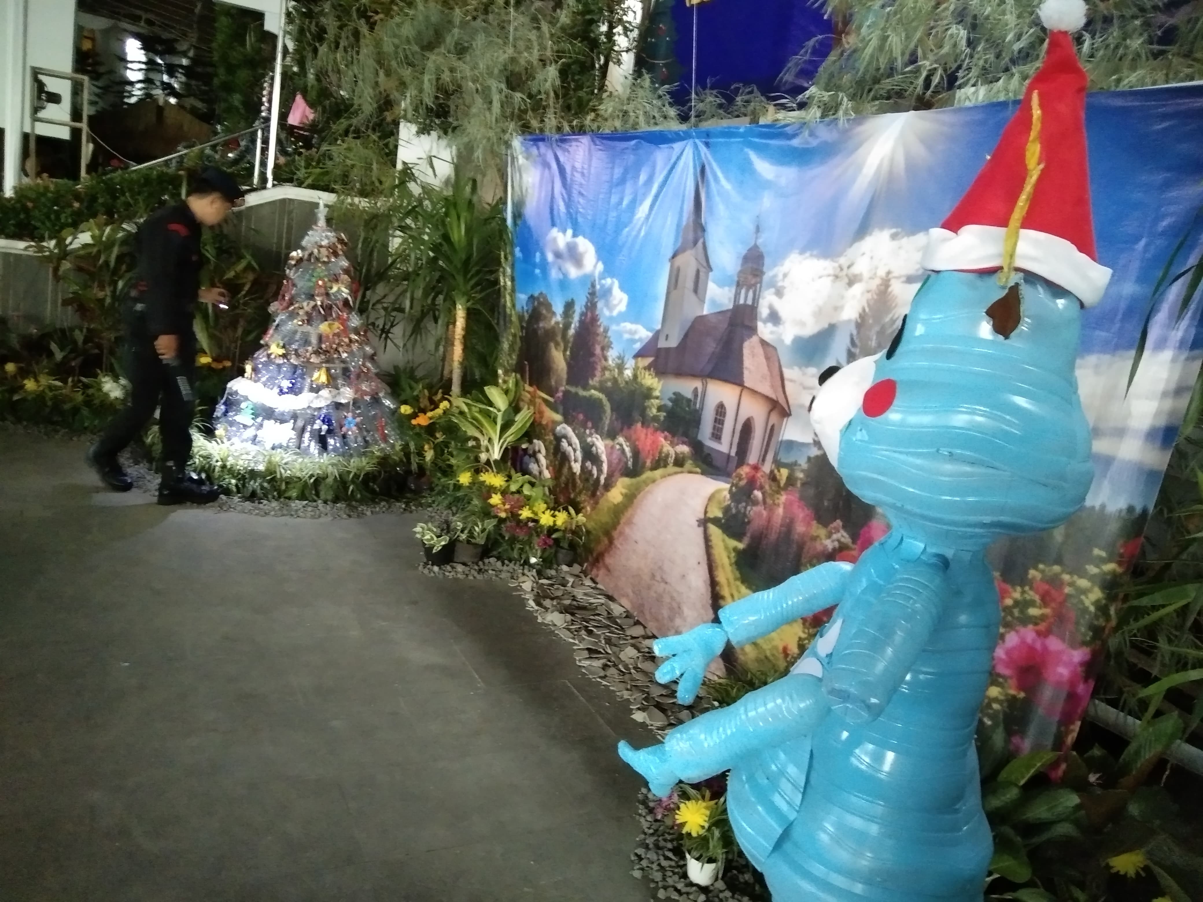 Gereja Katedral didekorasi pohon Natal hingga maskot Kota Bogor berbahan sampah plastik.