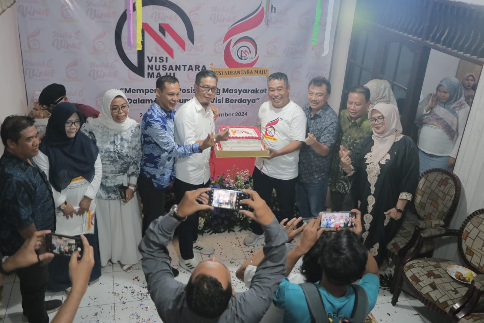 Visi Nusantara Maju menggelar tasyakuran bersama hari lahir ke 6 tahun di Kantor Yayasan Visi Nusantara Maju, Perumahan Bumi Cibinong, Kelurahan Sukahati, Kecamatan Cibinong, Kabupaten Bogor.