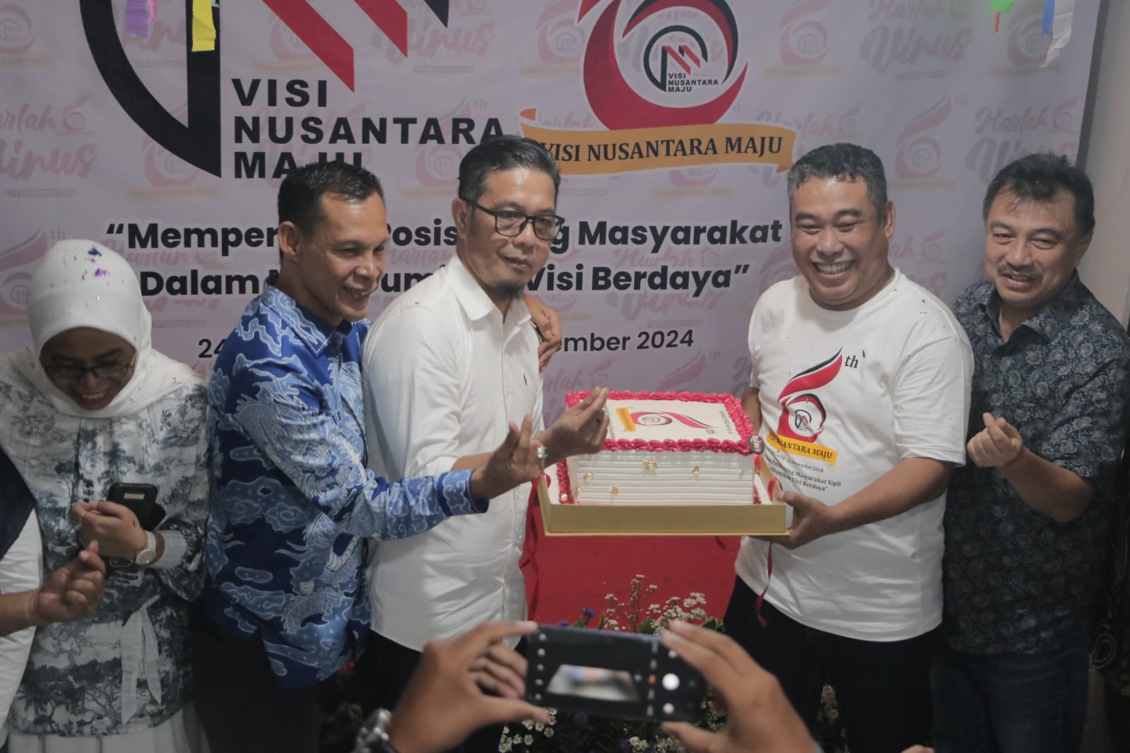 Visi Nusantara Maju menggelar tasyakuran bersama hari lahir ke 6 tahun di Kantor Yayasan Visi Nusantara Maju, Perumahan Bumi Cibinong, Kelurahan Sukahati, Kecamatan Cibinong, Kabupaten Bogor.