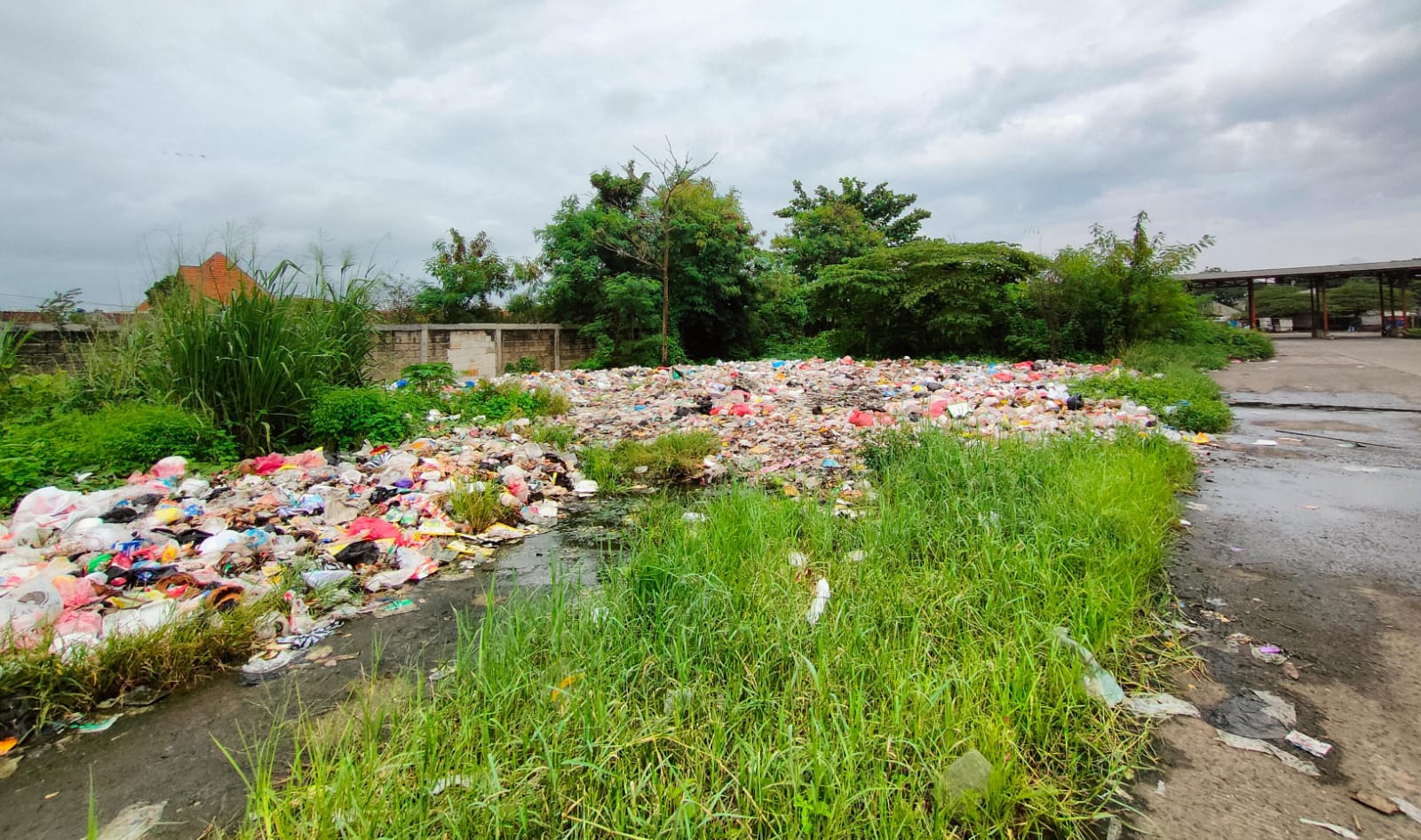 Tumpukan sampah di belakang Terminal Leuwiliang Bogor.