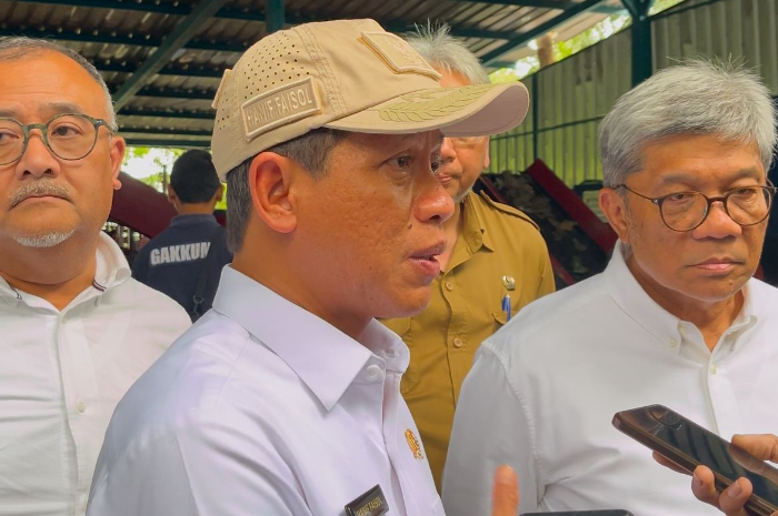 Menteri Lingkungan Hidup dan Kepala BPLH&nbsp;Hanif Faisol Nurofiq usai mengunjungi TPST dan TPA Sarimukti