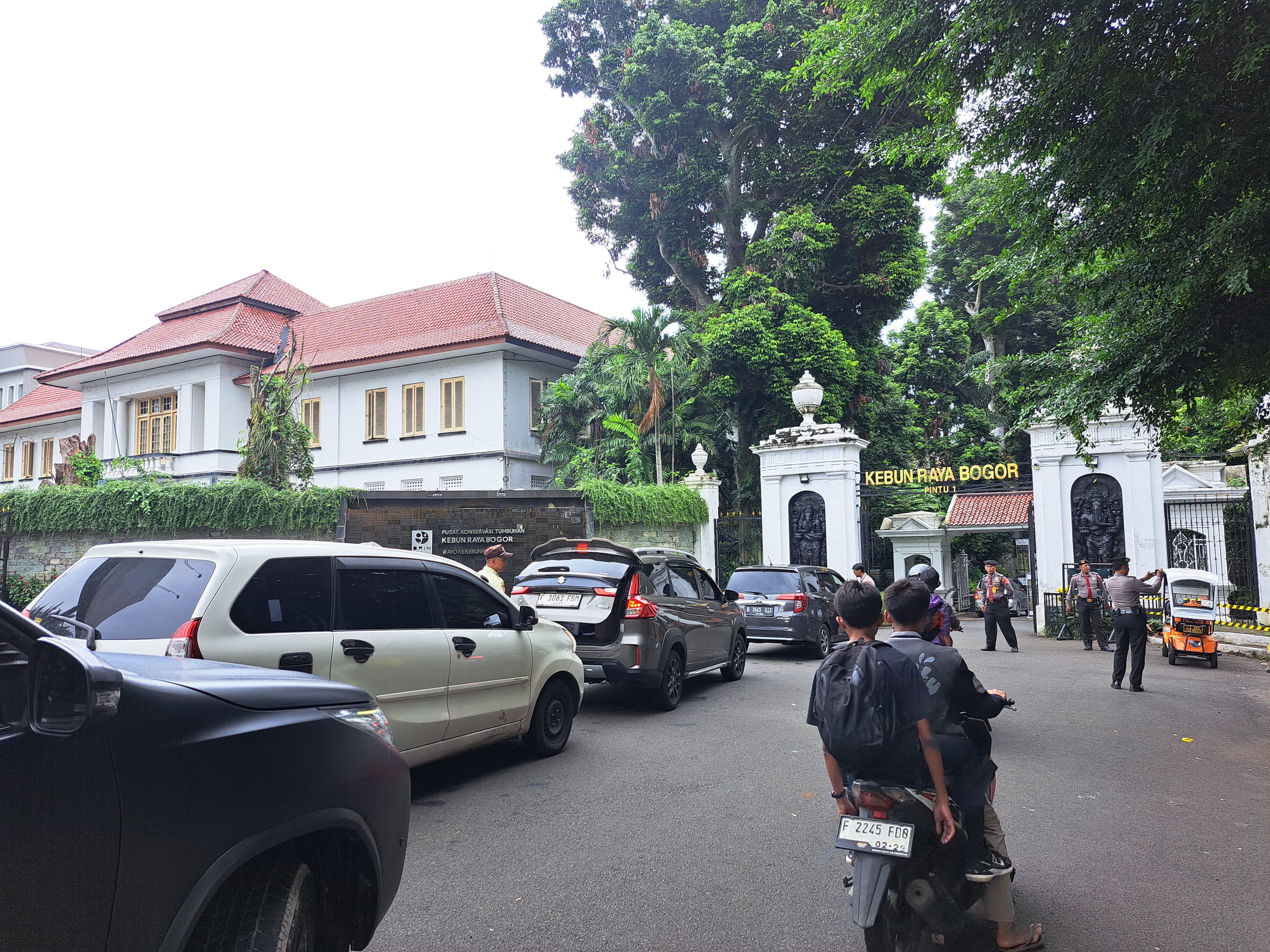 Antrean kendaraan pengunjung Kebun Raya Bogor