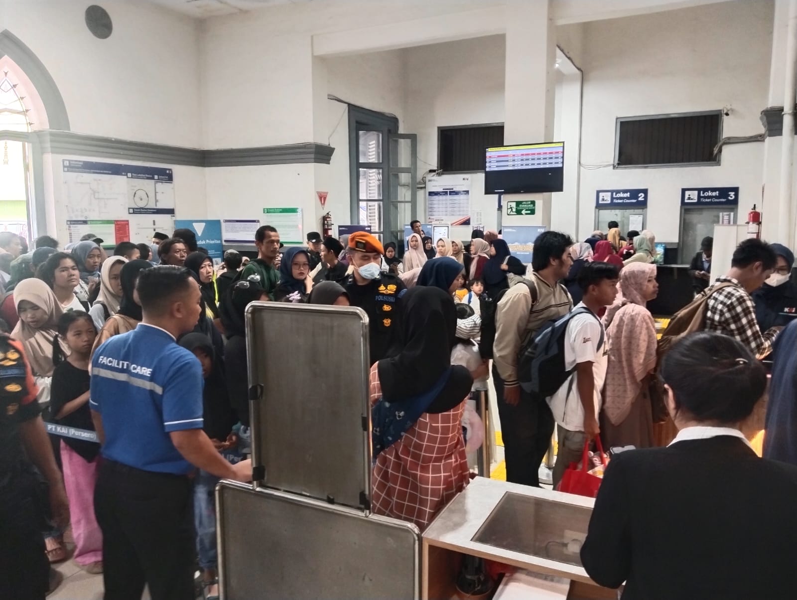 Antrean penumpang Kereta Api Bogor-Sukabimi KA Lokal Pangrango.