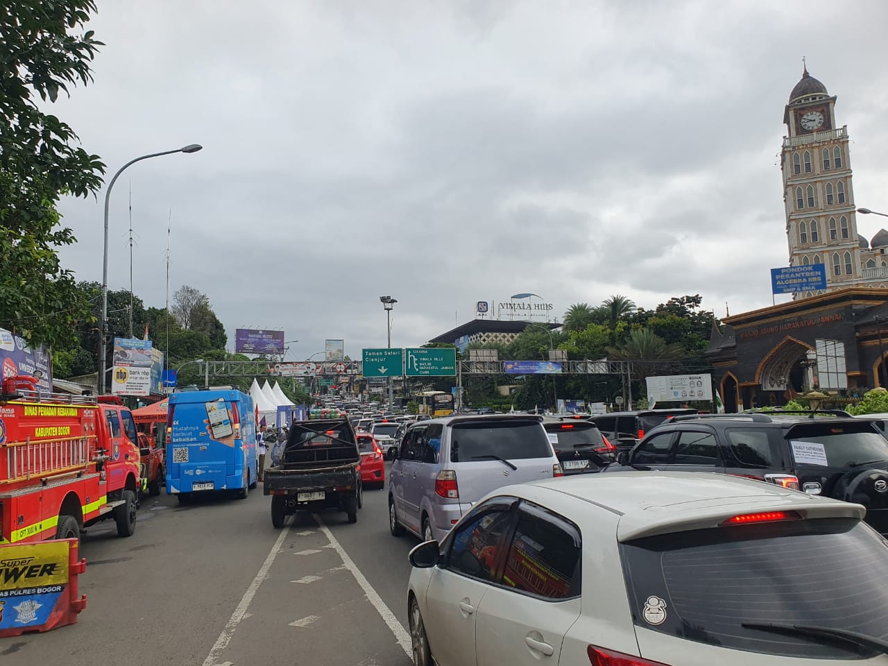 Situasi terkini kondisi arus lalu lintas kendaraan yang akan menuju kawasan Puncak Bogor Rabu (25/12/2024).
