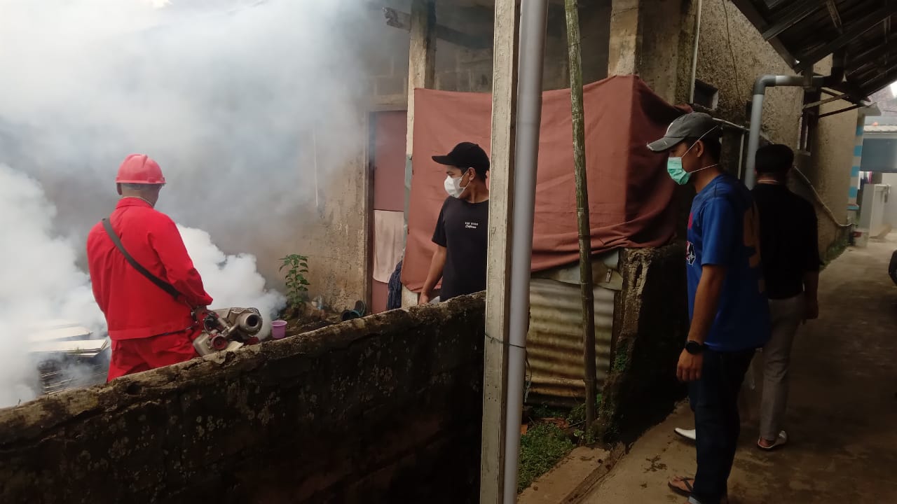 Fogging di Kampung Leuwiranji, Desa Sukamulya, Kecamatan Rumpin, Kabupaten Bogor