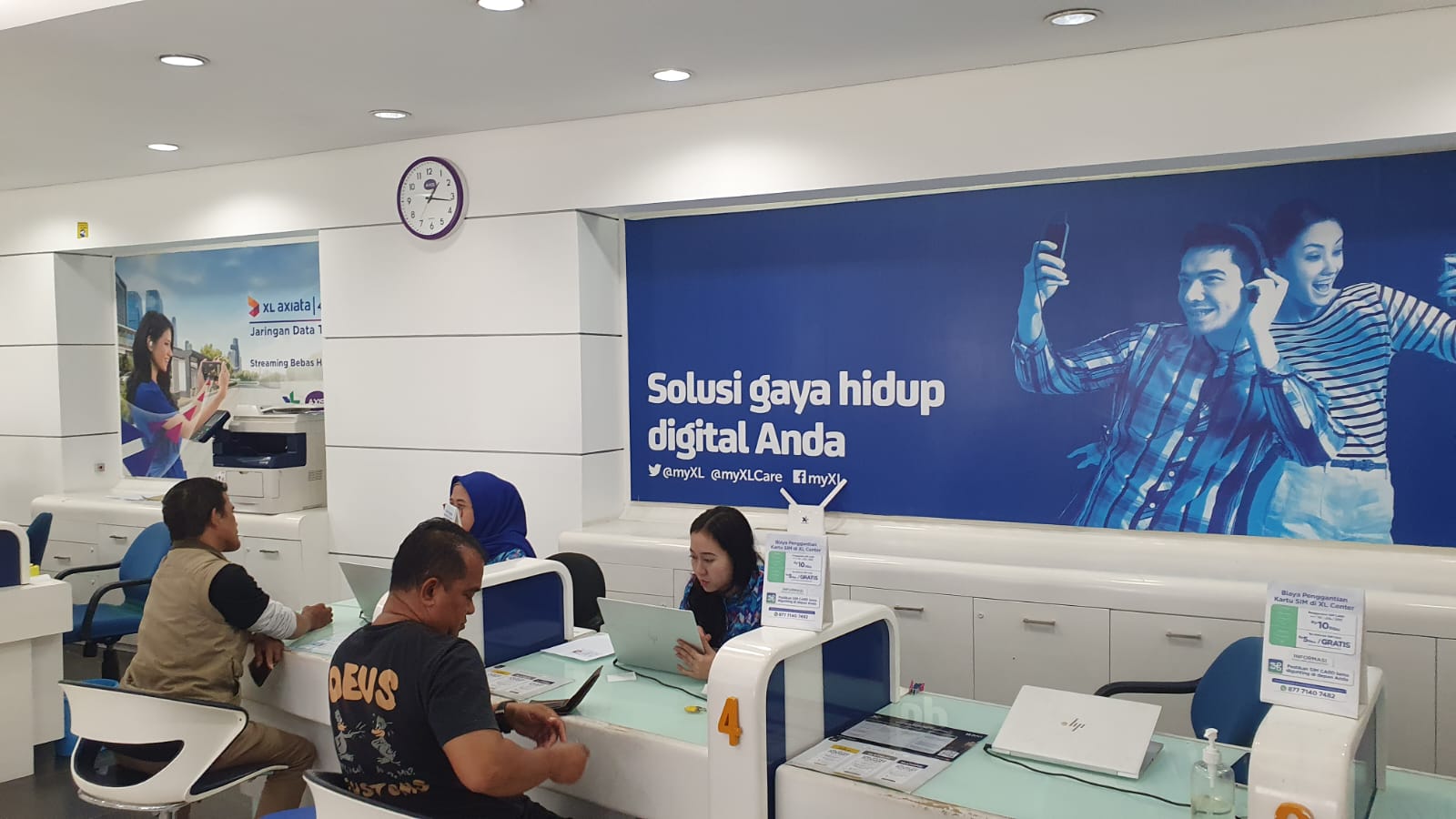 Pelayanan XL Axiatan di Jalan Jendral Sudirman Kota Bogor.