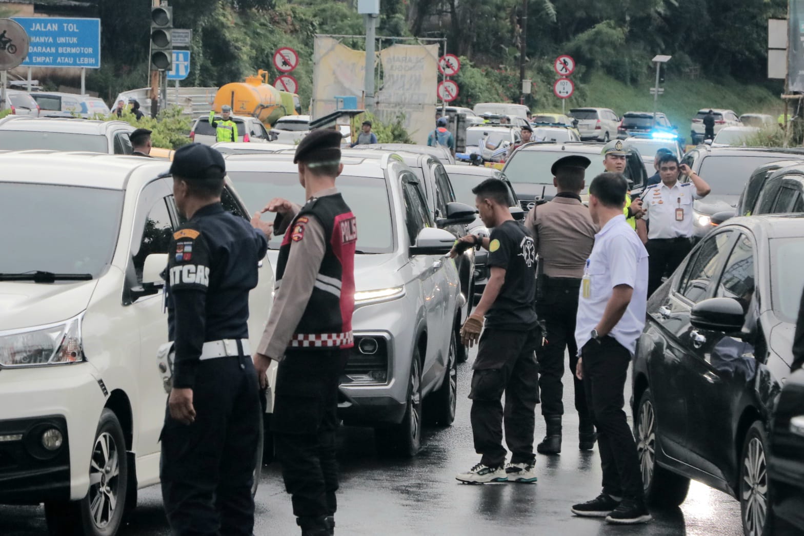 Kepadatan lalu lintas menuju dan dari Kawasan Puncak Bogor di libur Natal ini.