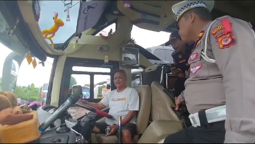Polresta Bogor Kota kembali menggelar kegiatan pemeriksaan laik jalan (Ramp Check) pada bus-bus di Terminal Bubulak, pada Rabu (25/12/2024).