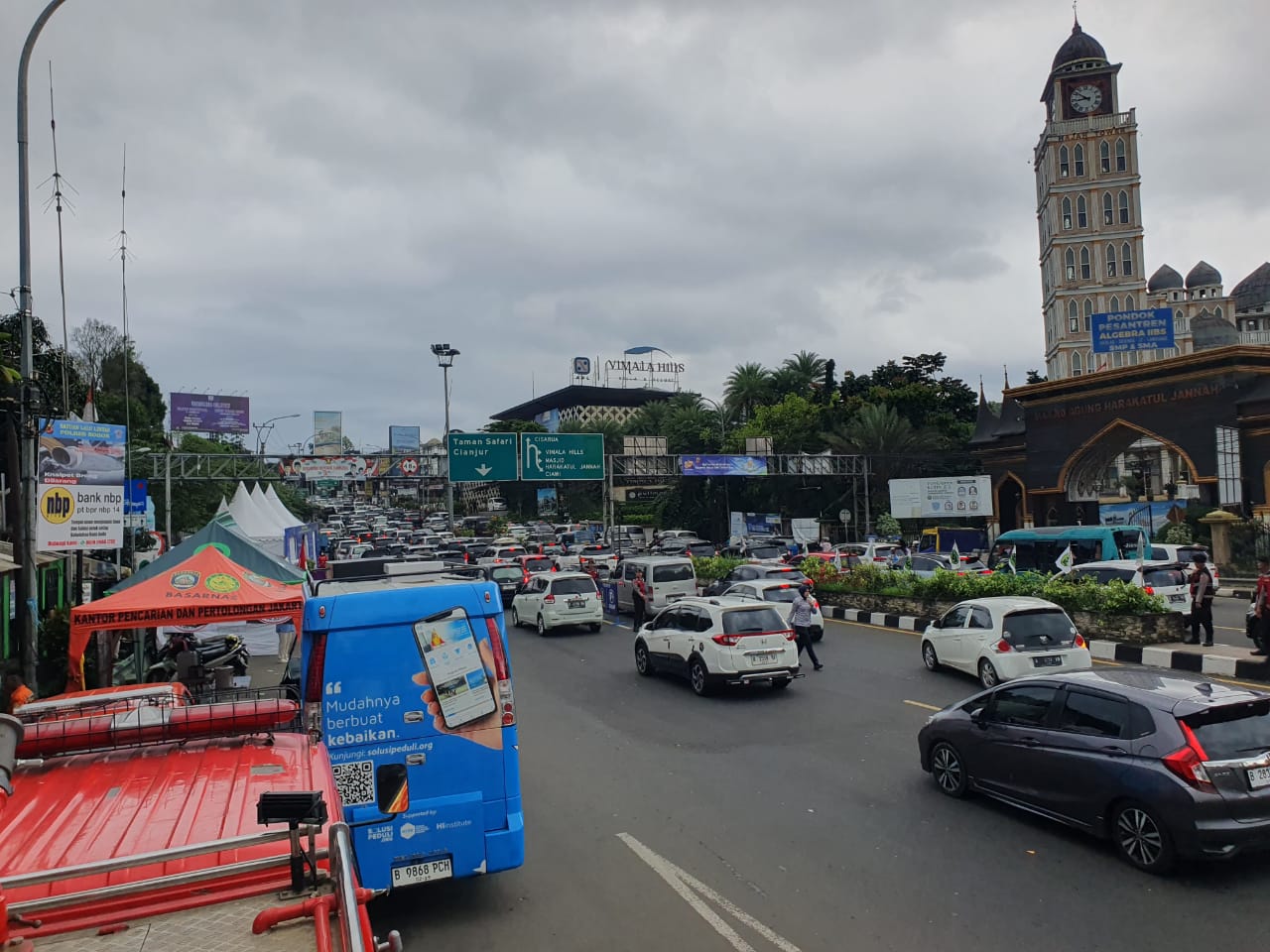 Kondisi arus lalu lintas kendaraan yang di Simpang Gadog menuju kawasan Puncak Bogor Rabu (25/12/2024).