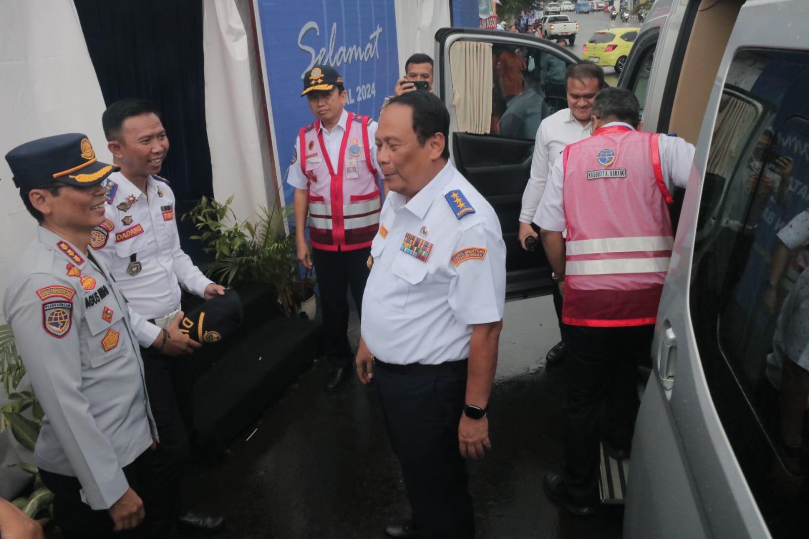 Wamenhub Suntana di Pos Terpadu Dinas Lalulintas, Kabupaten Bogor Simpang Gadog, Ciawi.Rabu (25/12/2024). Kemenhub akan mengoperasikan bus rute Cibinong - Puncak.