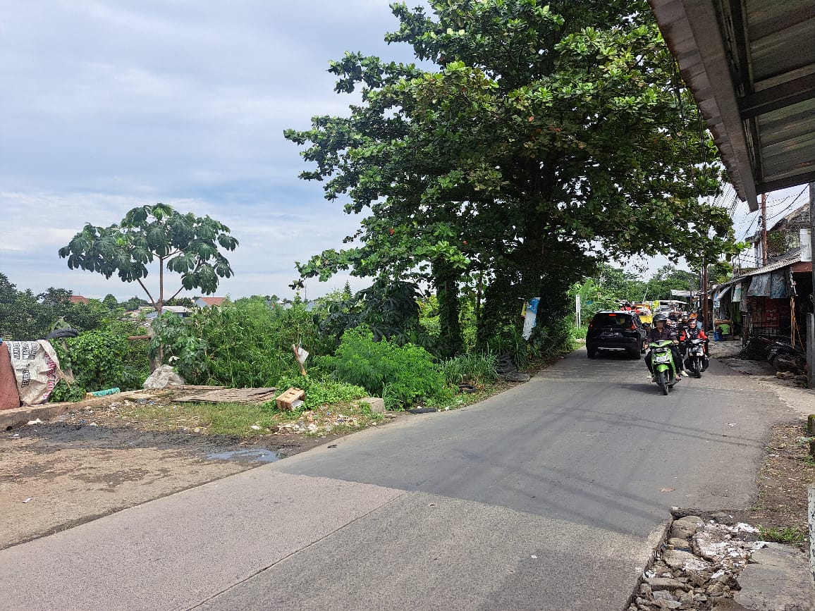 Lokasi jatuhnya pedagang kopi gerobak ke bantaran Sungai Cipakancilan di Jalan Raya Cilebut.
