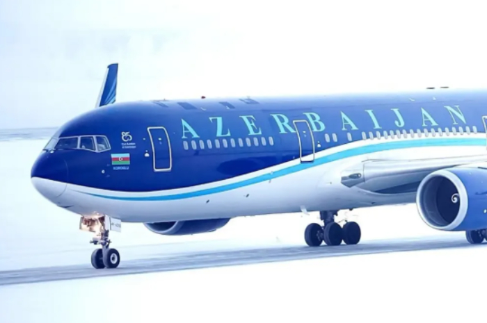 Ilustrasi pesawat Azerbaijan Airlines.