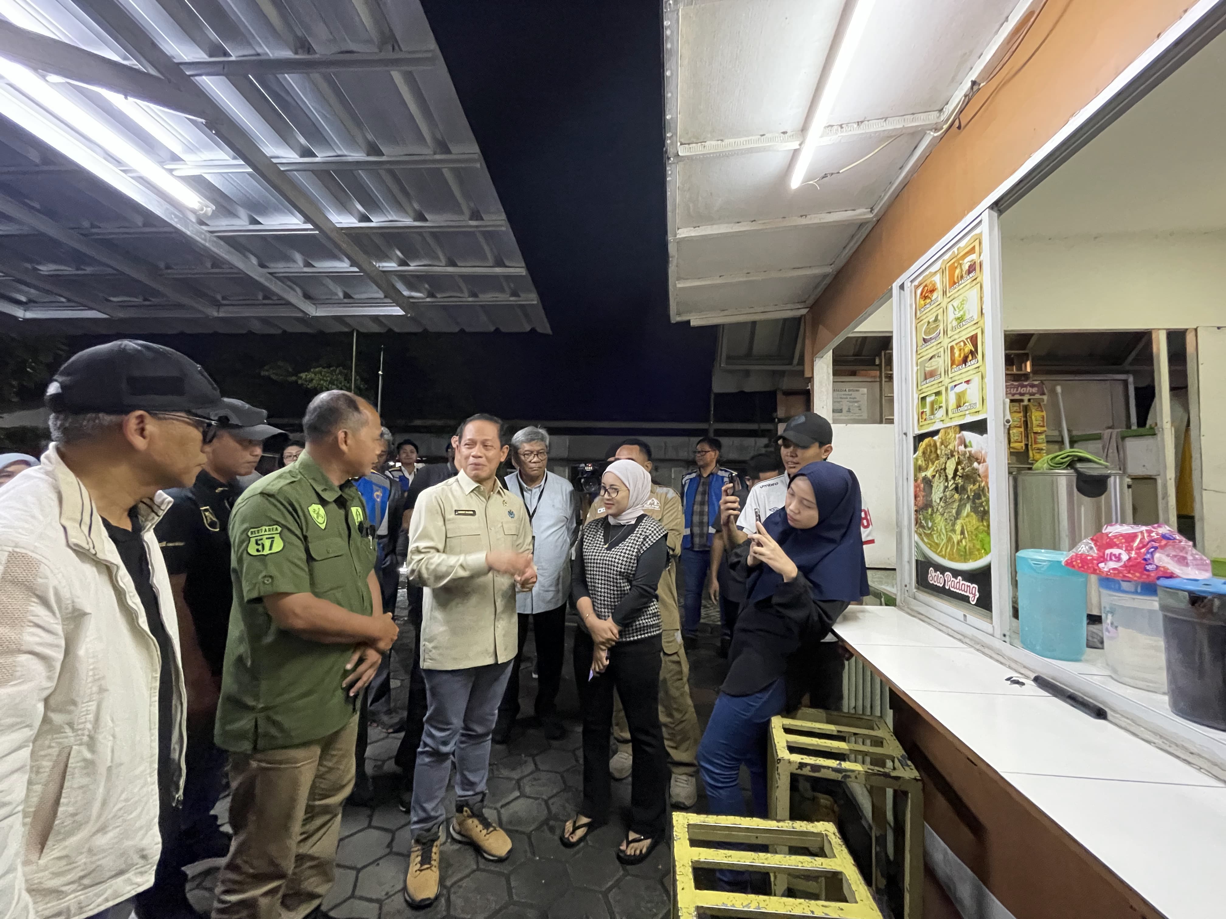 Menteri LH - Kepala BPLH Hanif Faisol saat mengunjungi Rest Area Cikampek.