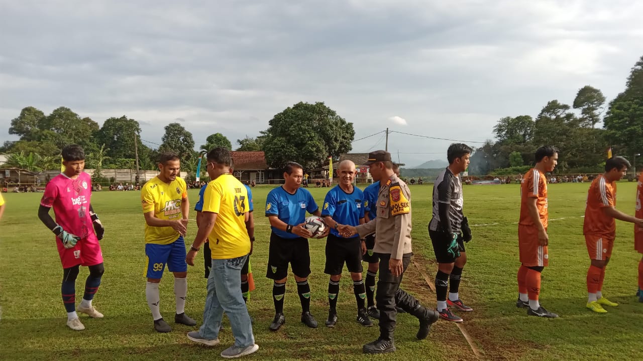 Turnamen sepak bola tarkam jadi hiburan gratis masyarakat di Kecamatan Rumpin, Kabupaten Bogor saat libur natal 2024 dan tahun baru 2025 (Nataru).