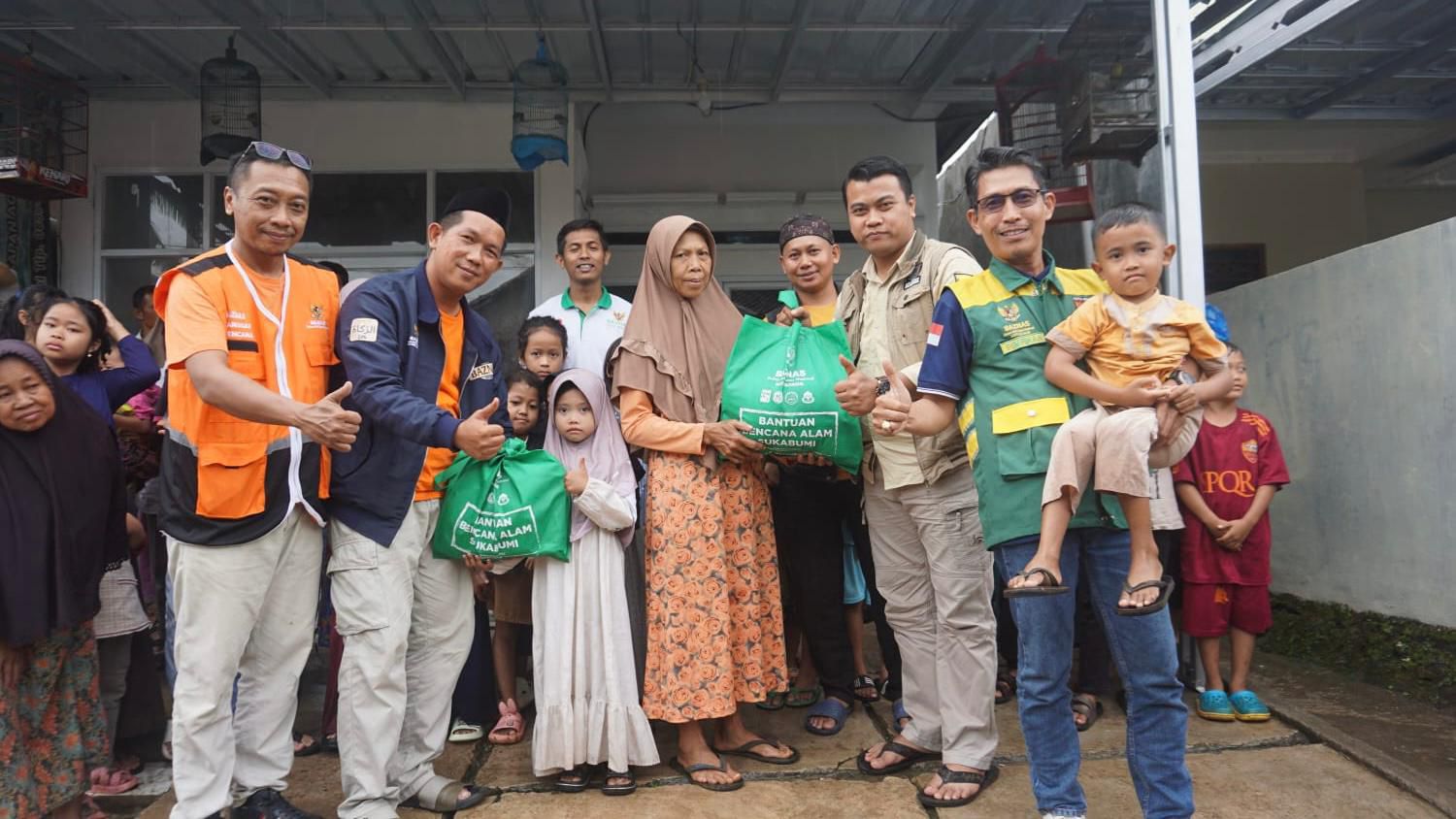 Badan Amil Zakat Nasional alias Baznas Kota Bogor ikut berpartisipasi salurkan bantuan kemanusian ke 165 warga desa yang terdampak banjir Sukabumi beberapa waktu lalu.
