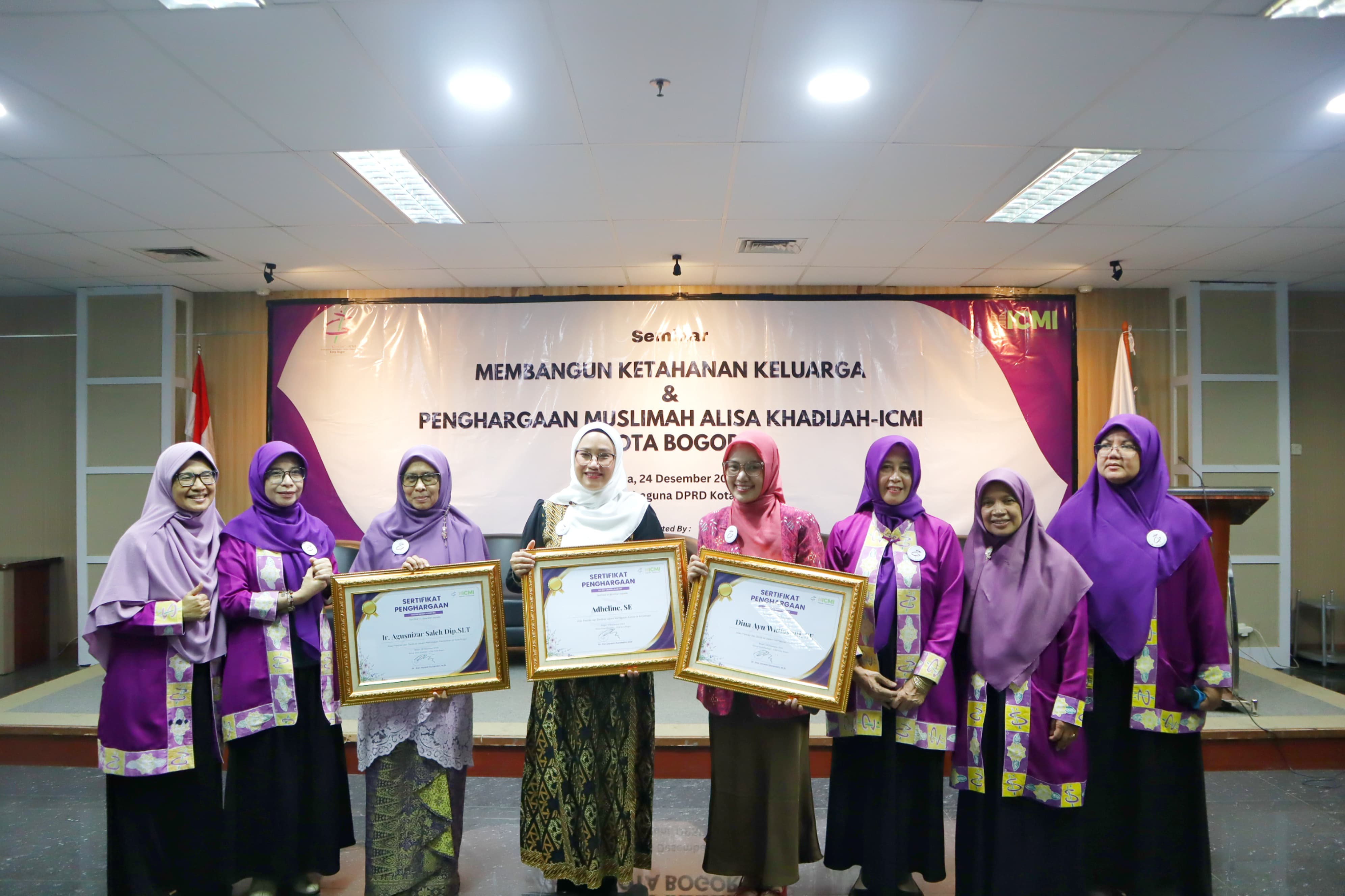 Pemberian penghargaan pada 4 tokoh muslimah oleh Alisa Khadijah ICMI Kota Bogor.