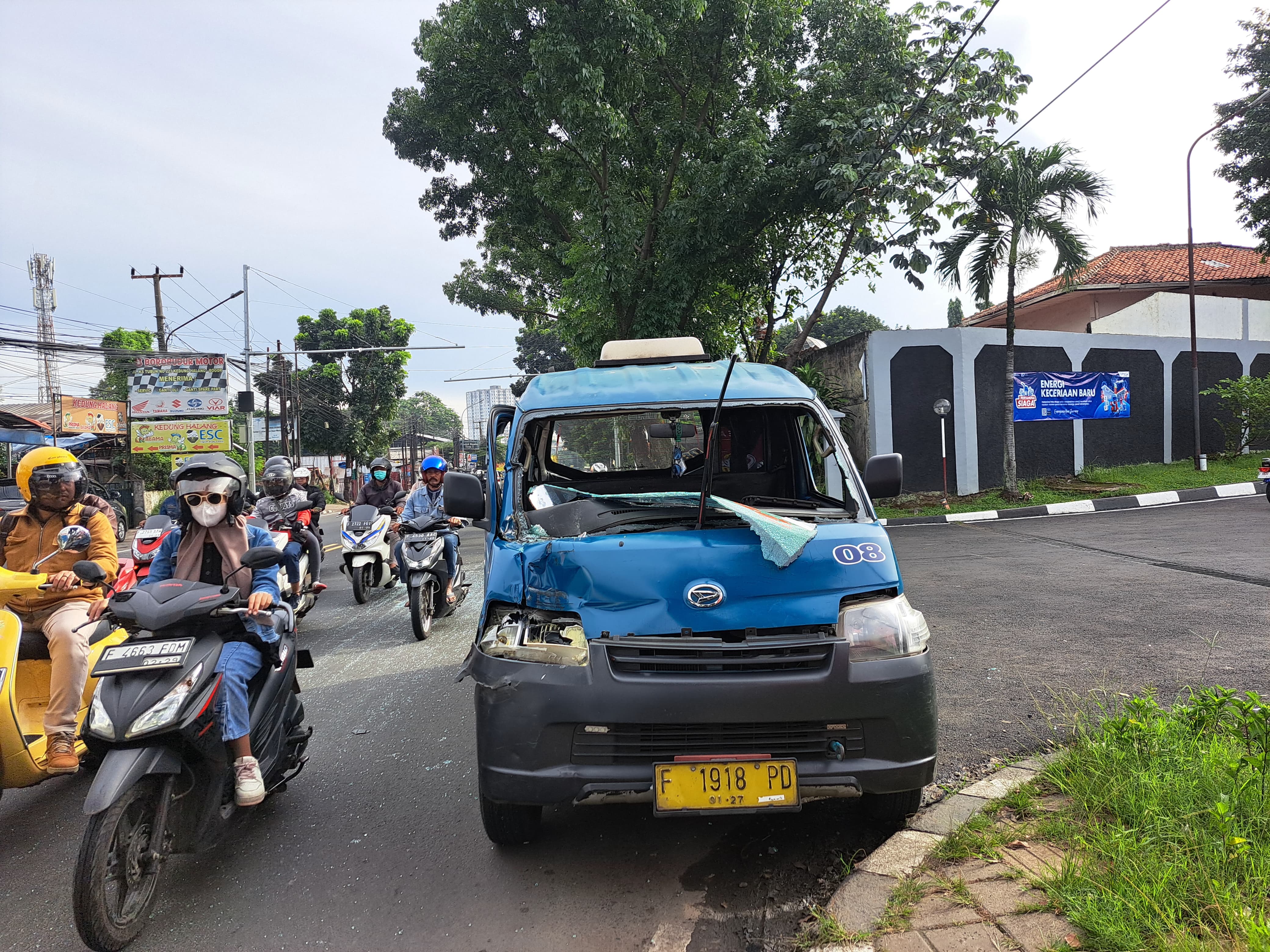Kondisi angkot pasca tabrakan di Jalan Raya Bogor.