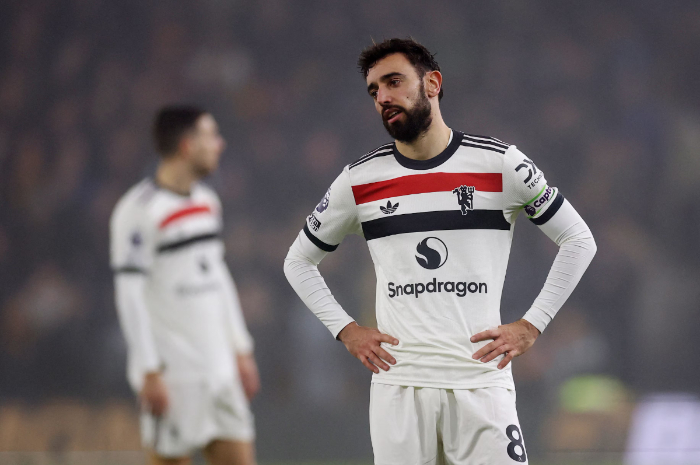 Pemain Manchester United Bruno Fernandes usai dikartu merah oleh wasit pada laga menghadapi Wolves.