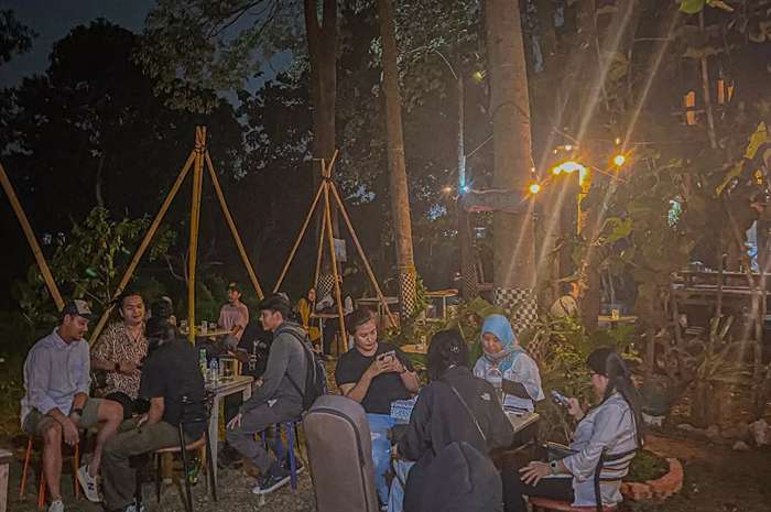 Suasana nongkrong malam di Sejenak Kopi.