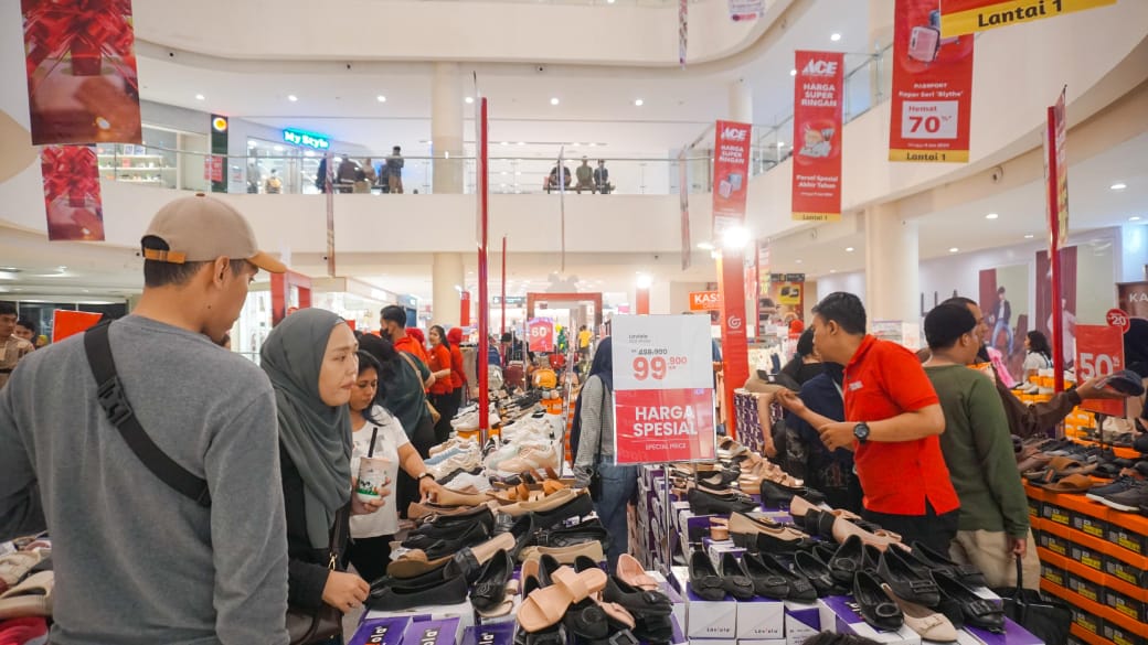 Diskon besar-besaran di Mall CCM Bogor.