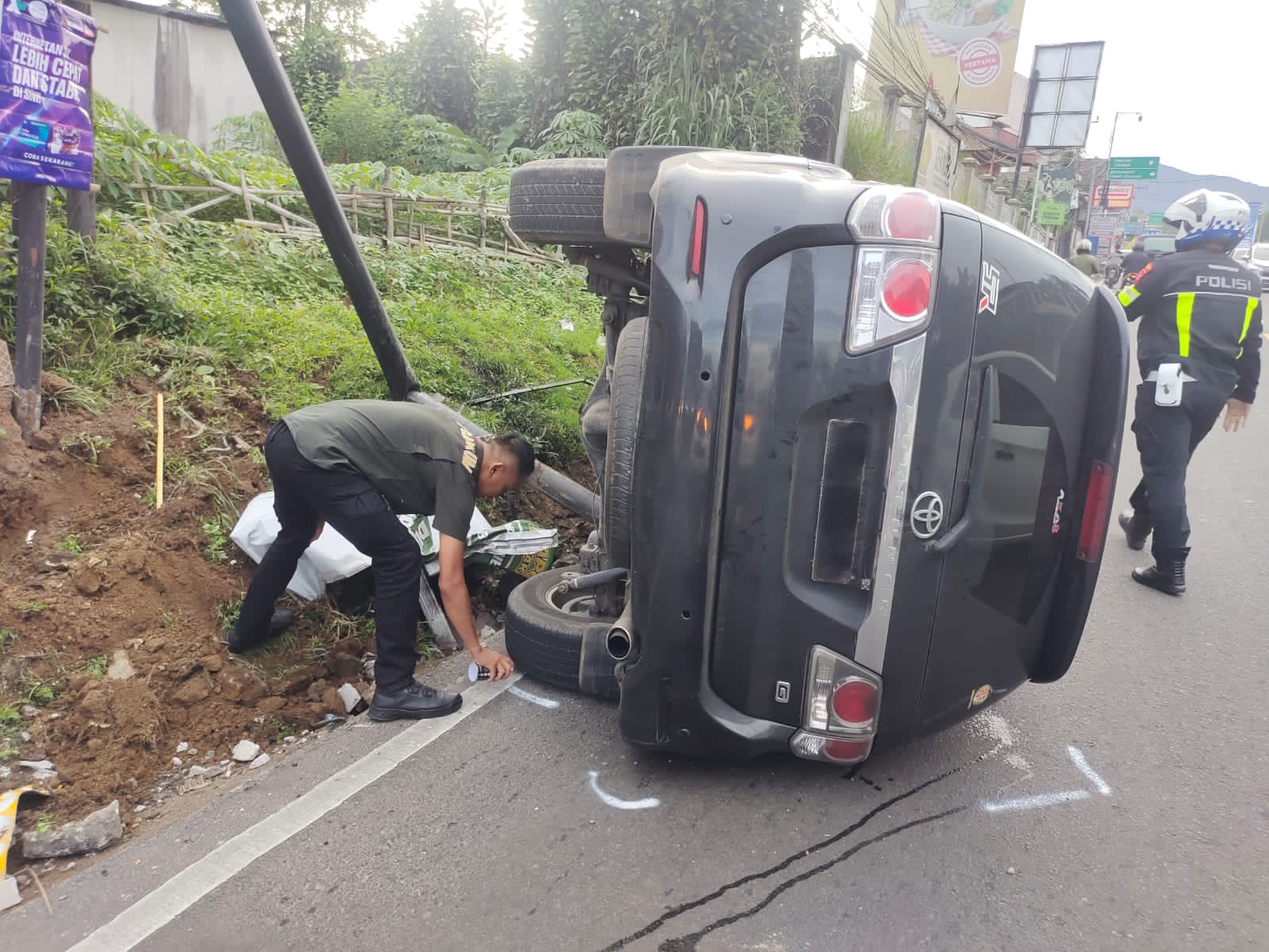 Kondisi mobil Fortuner yang alami kecelakaan di Puncak Bogor.