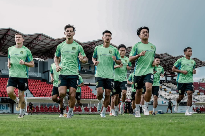 Para pemain Persebaya Surabaya saat berlatih.