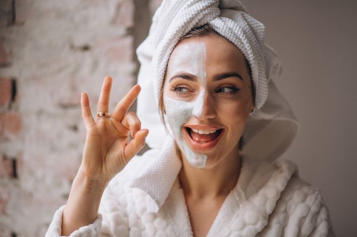 Ingin punya wajah semulus artis K-Drama? Coba resep scrub eksfoliasi alami berikut ini, wajah dijamin langsung glowing dan halus.