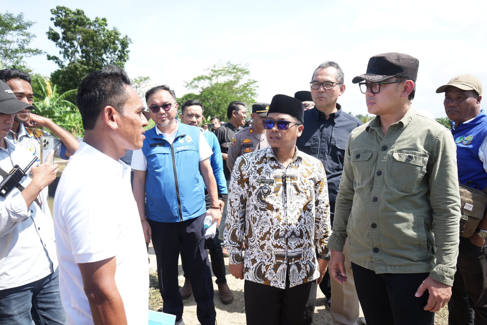 Wamendagri Bima Arya didampingi Sekda Ajat saat mengunjungi irigasi Sasak di Ciseeng, Kabupaten Bogor.