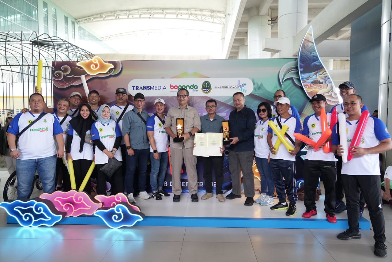 Sekda Kabupaten Bogor, Ajat Rochmat Jatnika, saat menerima penghargaan langsung untuk Pemkab Bogor di Bandara Internasional Jawa Barat (BIJB) Kertajati.