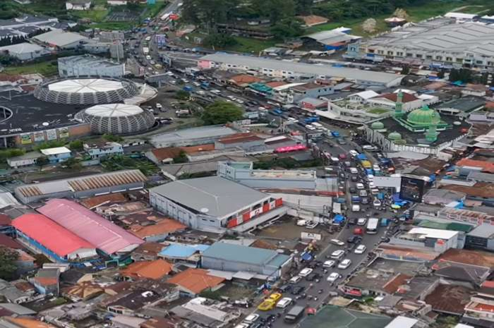 Pantauan udara arus lalu lintas jalur kawasan Puncak Bogor.