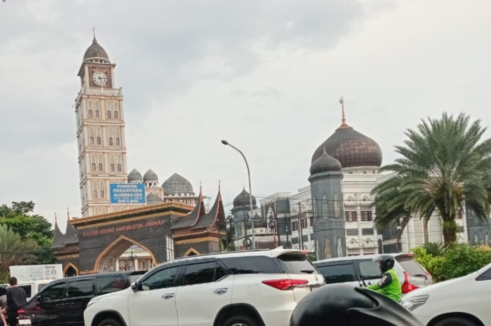 Sejumlah kendaraan masuk ke kawasan Puncak, Cisarua, Kabupaten Bogor, Jawa Barat, Minggu (29/12/2024).