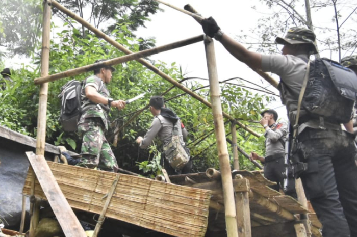 Personil gabungan Polres Bogor, Polda Jabar, TNI, Polhut dan puluhan security PT Antam TBK saat melakukan penutupan lubang tambang emas ilegal beberapa waktu lalu.