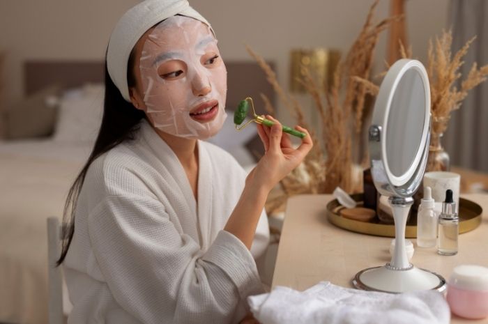 Lakukan tips mencerahkan wajah berikut untuk mendapatkan kulit glowing tanpa noda dalam waktu satu minggu.