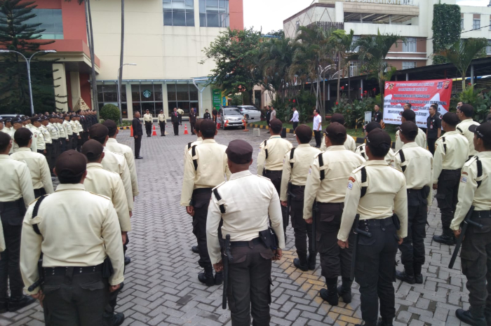 Ratusan personel Satpam melaksanakan apel dalam rangka memperingati HUT ke 44 di Mal Botani Square.