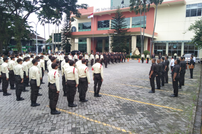Sejumlah anggota Satpam melaksanakan apel dalam rangka memperingati HUT ke 44 di Mal Botani Square.