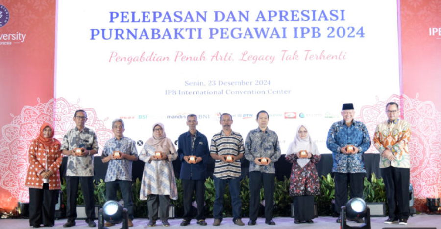 Rektor IPB University Bogor Prof Arif Satria melepas pegawai purnabakti.
