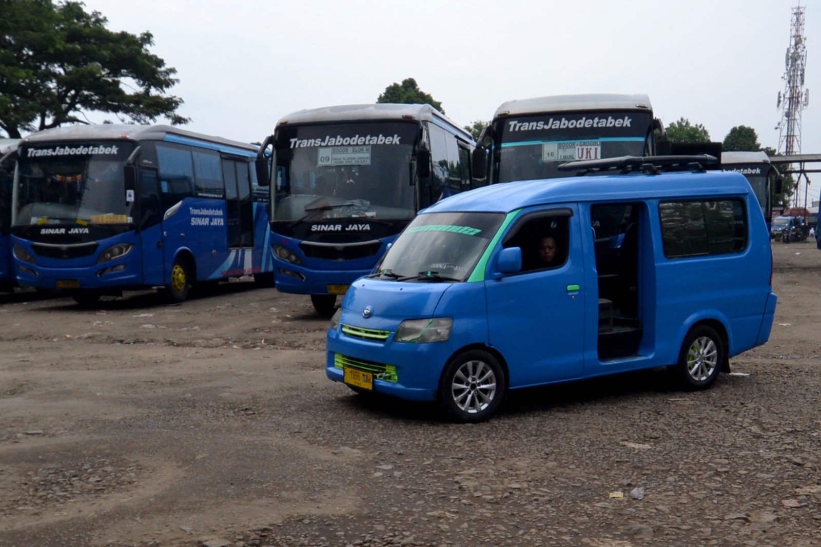 Angkutan Umum (Angkot) jurusan Cibinong - Bubuylak. Dishub akui burujnya pelayanan angkot buat tak nyaman penumpang sehingga perlu perbaiakan.